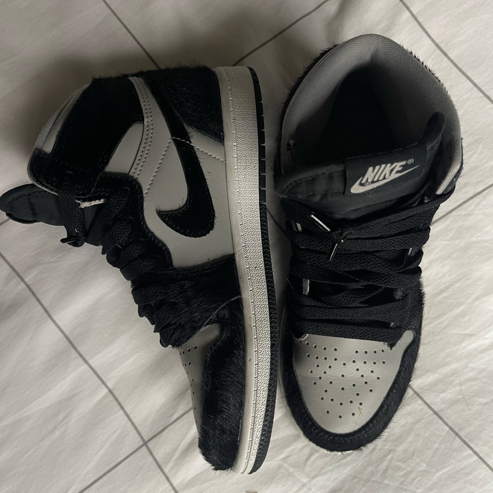 Kids Nike Black and Gray Sneakers